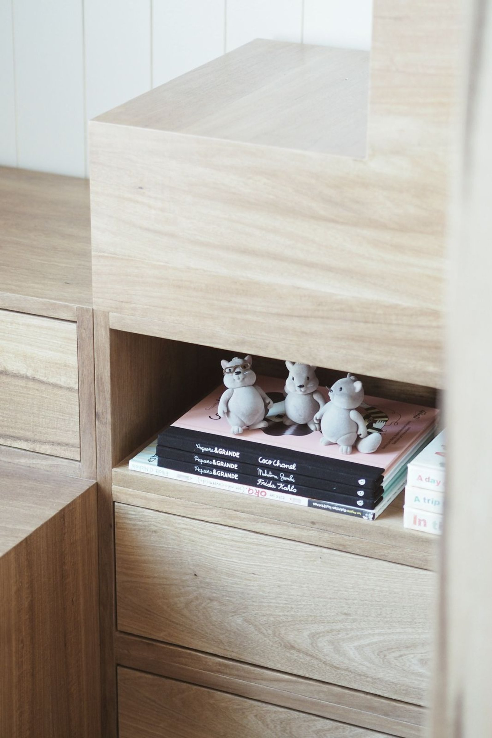 Mueble de madera claro con libros y figuras decorativas — proyecto SANTA MARÍA DE TIGRE, por APATHEIA, en Provincia de Buenos Aires